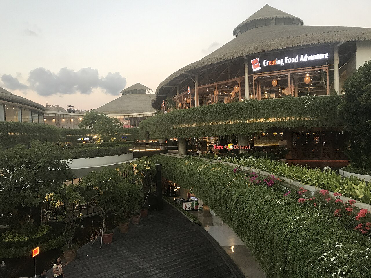 Террасы и открытые галереи торгового центра Beachwalk в Куте