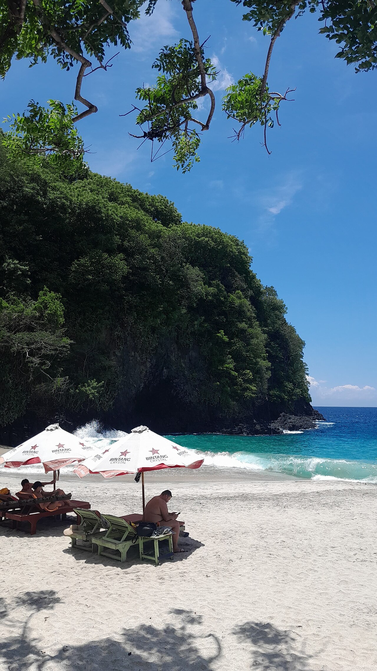 Песок и бирюзовая вода пляжа Virgin Beach на востоке Бали