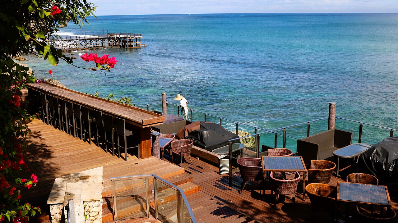Дневной вид террасы Rock Bar в комплексе AYANA Bali