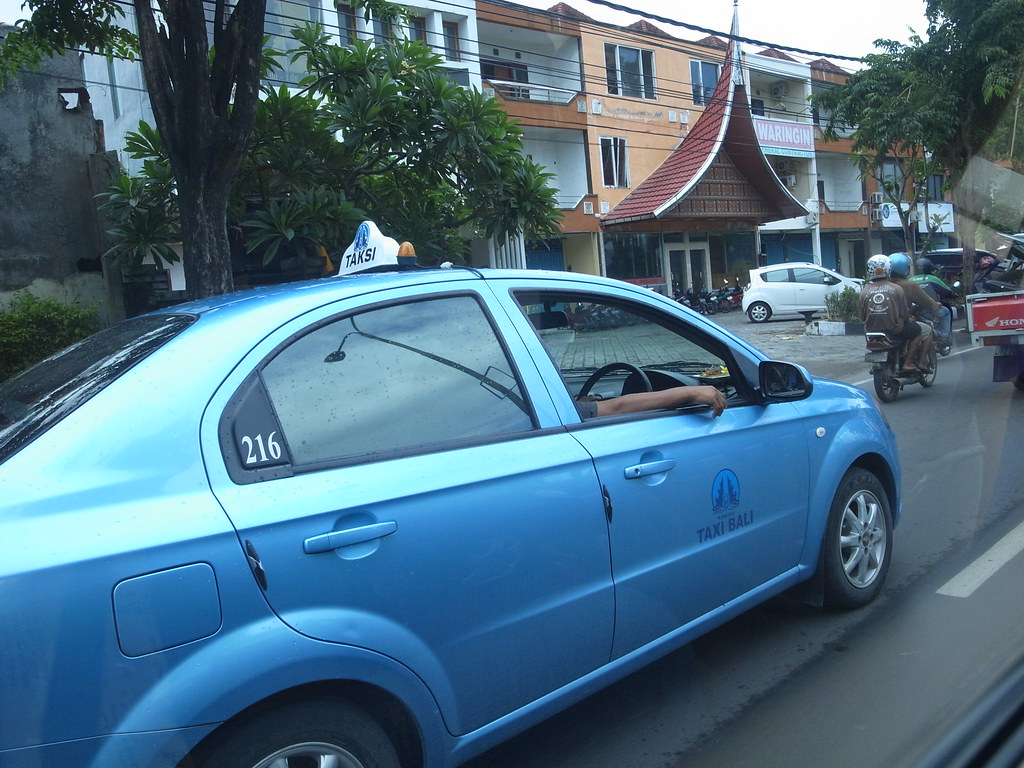 Голубое такси с маркировкой Bali Taxi на улице Бали