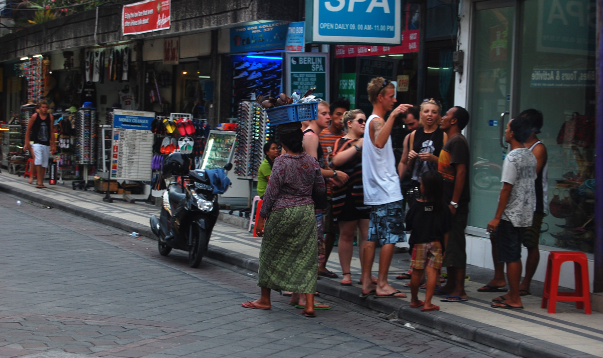 Магазины и пешеходы на улице Jalan Legian на Бали