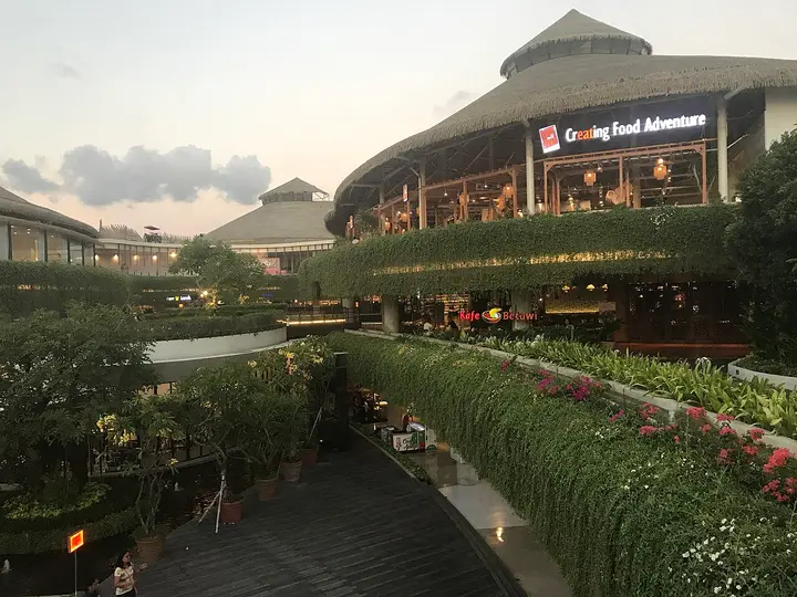 Террасы и открытые галереи торгового центра Beachwalk в Куте