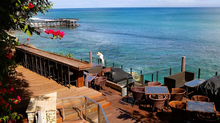 Дневной вид террасы Rock Bar в комплексе AYANA Bali
