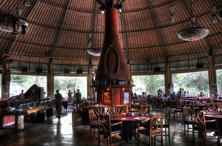 Зал ресторана Tsavo Lion в Bali Safari с круговой крышей и столиками