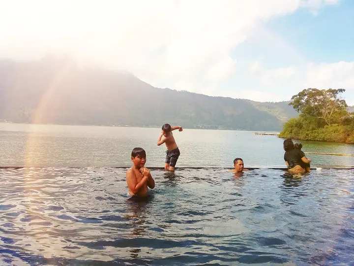 Бассейн Batur Natural Hot Spring у озера Батур