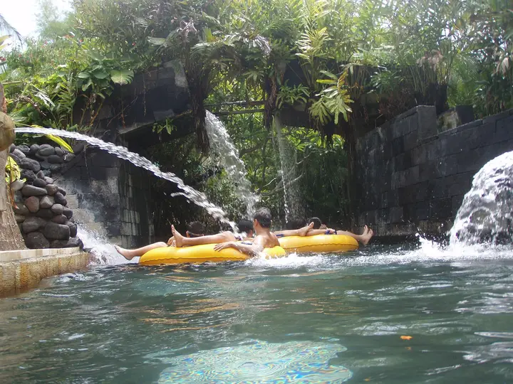 Ленивая река аквапарка Waterbom в Куте; архивный кадр 2006 года