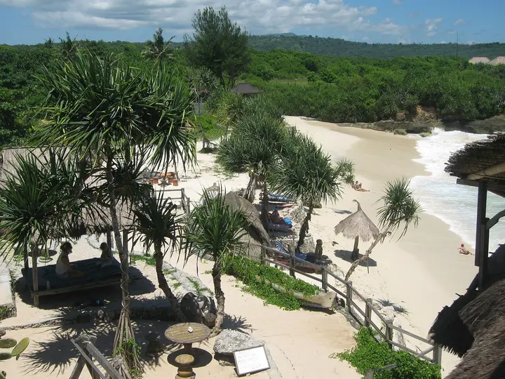 Светлый песок и прибрежные скалы пляжа Dream Beach на Лембонгане